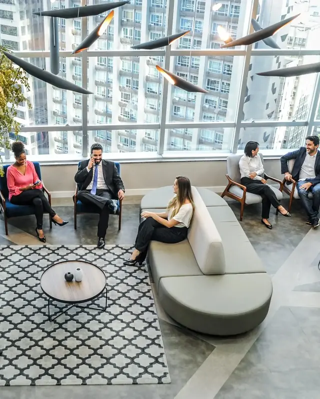 Sala de espera com vista para a cidade